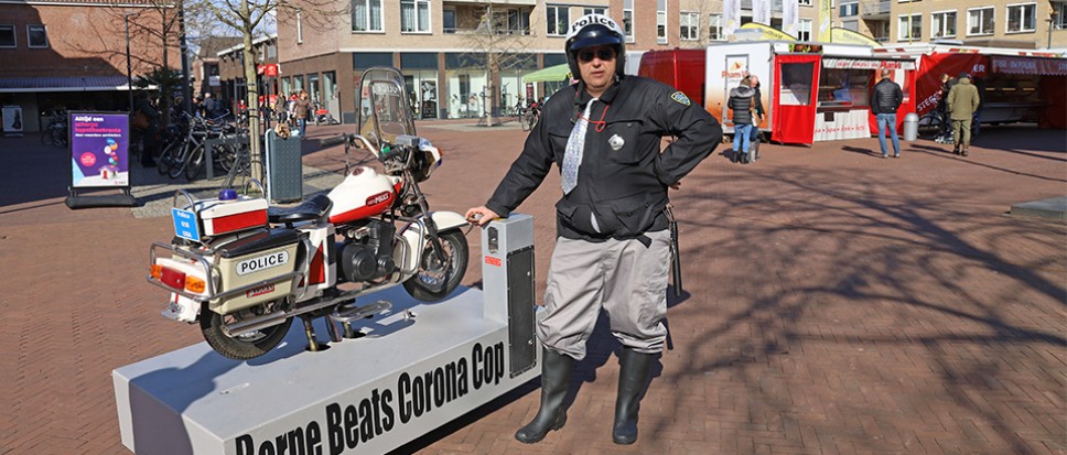 Corona cop ‘controleert’ winkelend publiek