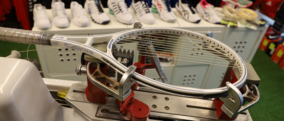 Jan Schefer bespant de rackets weer