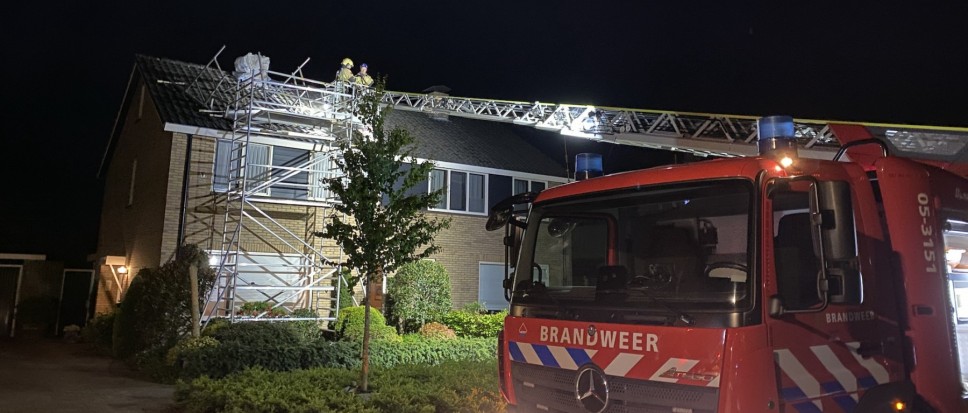 Daksteiger bezwijkt onder harde wind