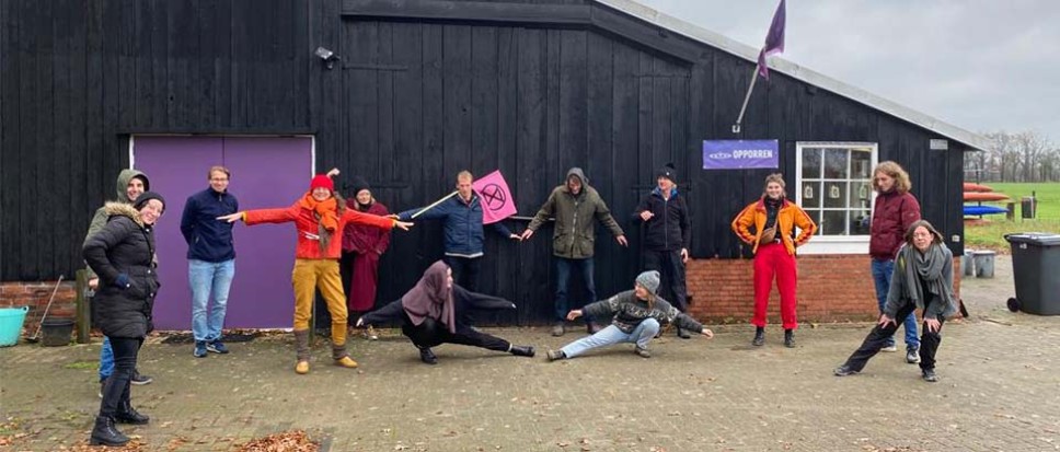Activisten spiegelen zichzelf in Zenderen