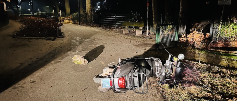 Scooterrijder gewond na val over zwerfkei