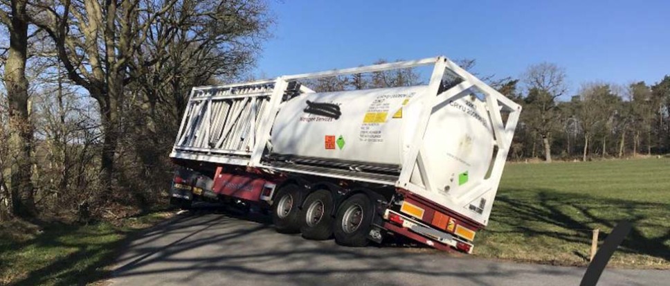 Tankwagen met vloeibare stikstof weggezakt in berm