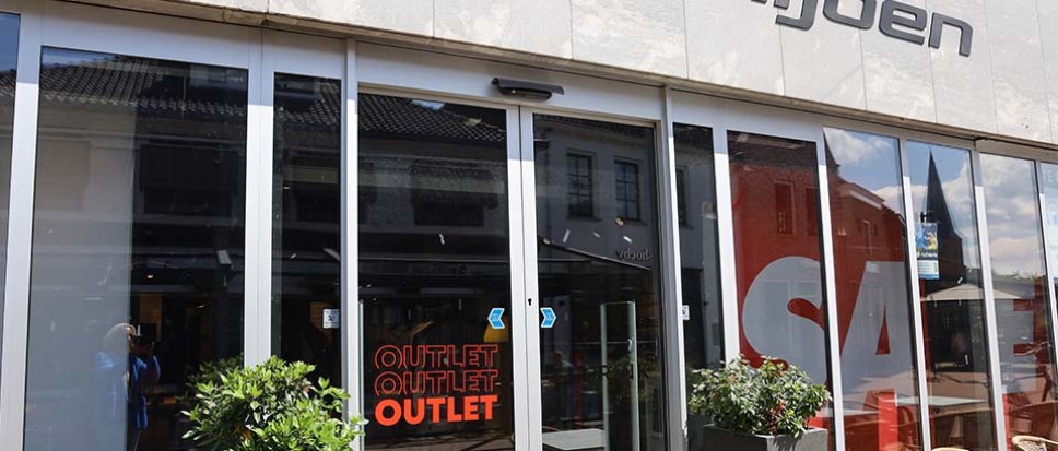 Tijdelijke outlet Leurink aan Grotestraat