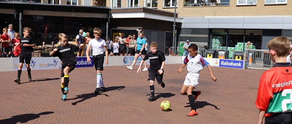 De bal rolt weer op het Rheineplein