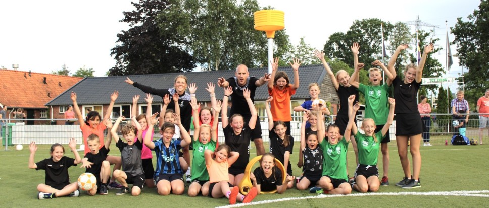 Nationale korfbaltoppers geven clinic