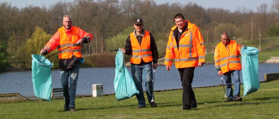 Vrijwilligers maken Borne zaterdag schoner