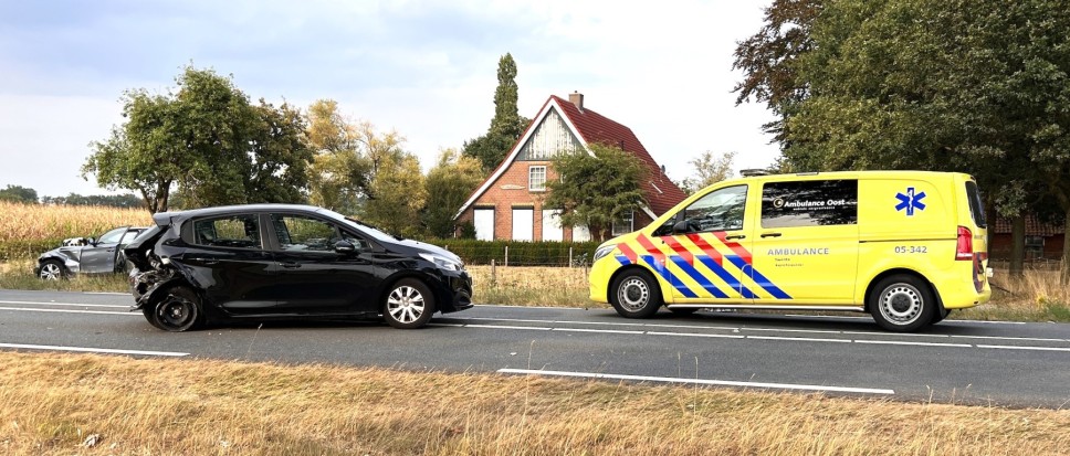 Twee auto op elkaar op N743