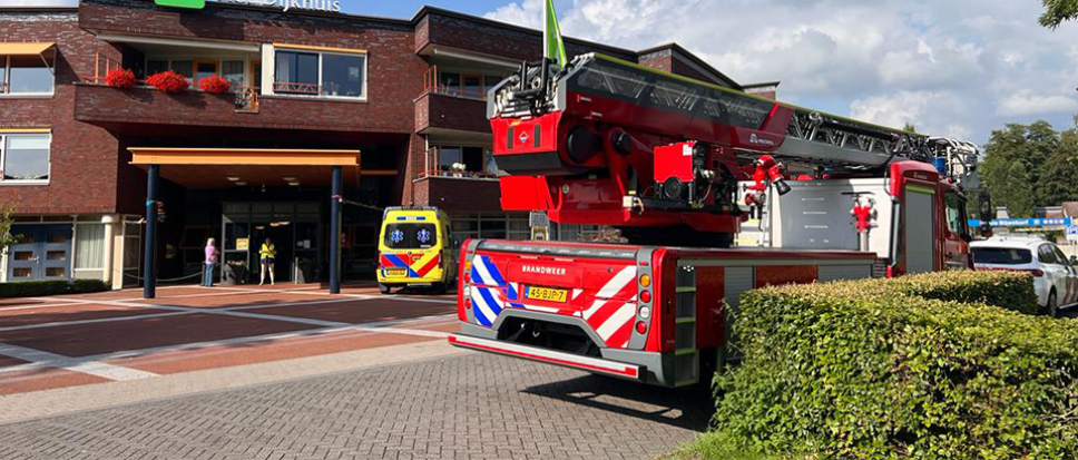 Brandweer rukt groot uit voor brandmelding Dijkhuis