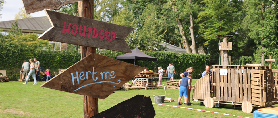 Creatief houten vervoer in Hertme