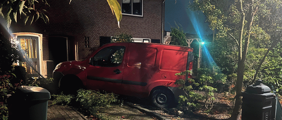 Auto ‘parkeert’ in een voortuin