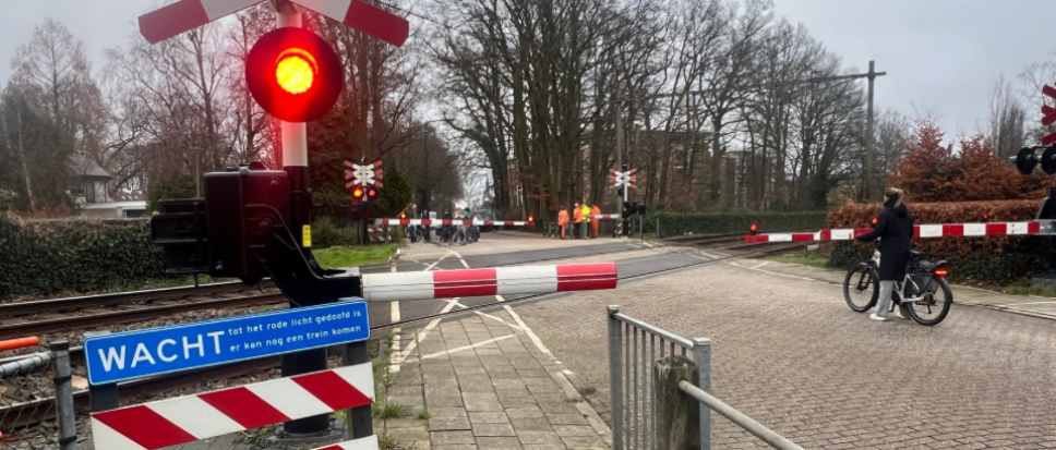 Spoorbomen in Borne blijven gesloten: oorzaak nog onduidelijk