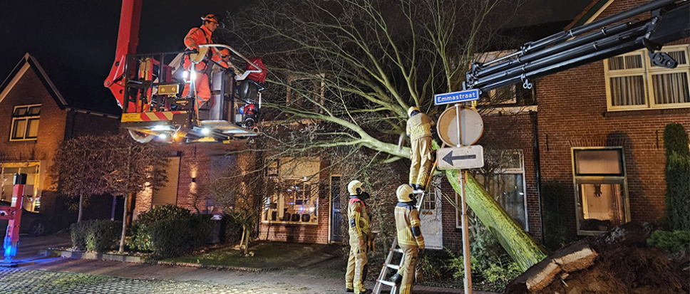 Boom valt op woning aan Emmastraat