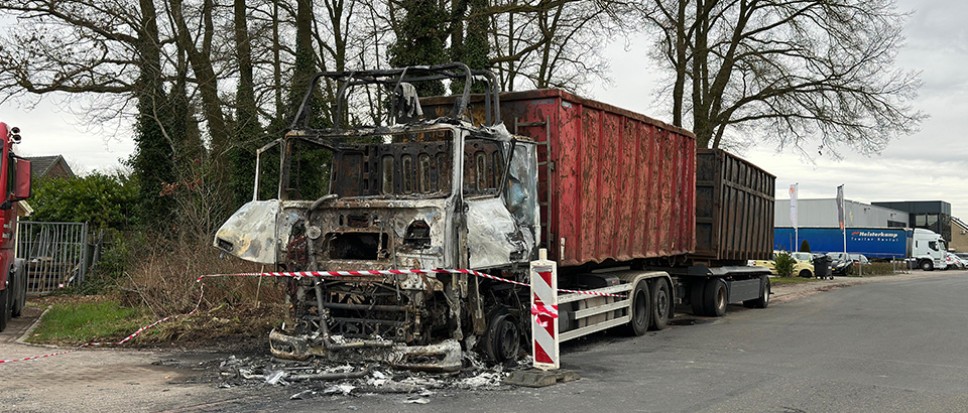 Vrachtwagen uitgebrand aan Hanzestraat