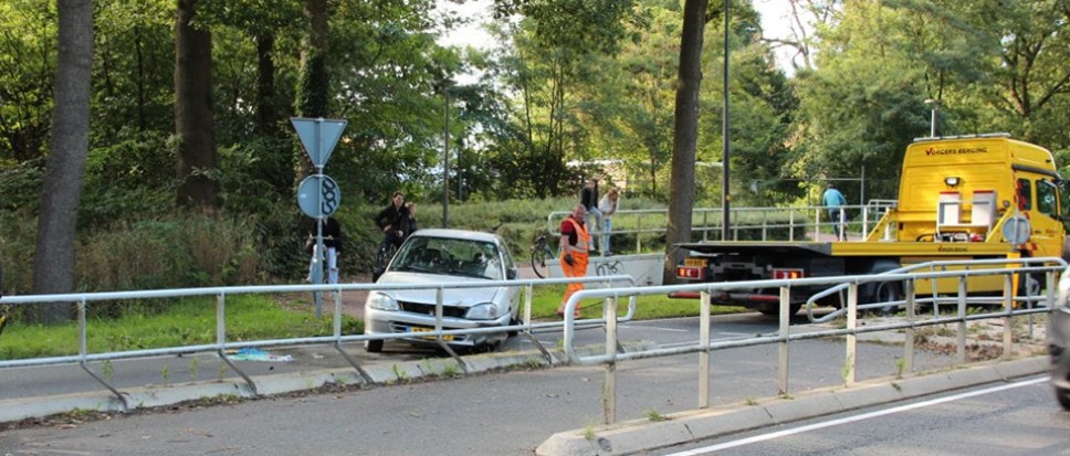 Auto op kant bij ongeval op N743