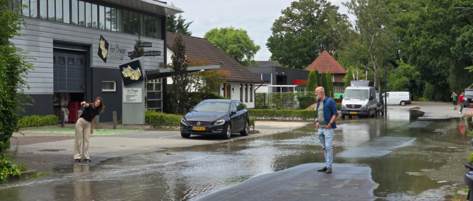 Asfalt komt omhoog na leidingbreuk in Gildestraat