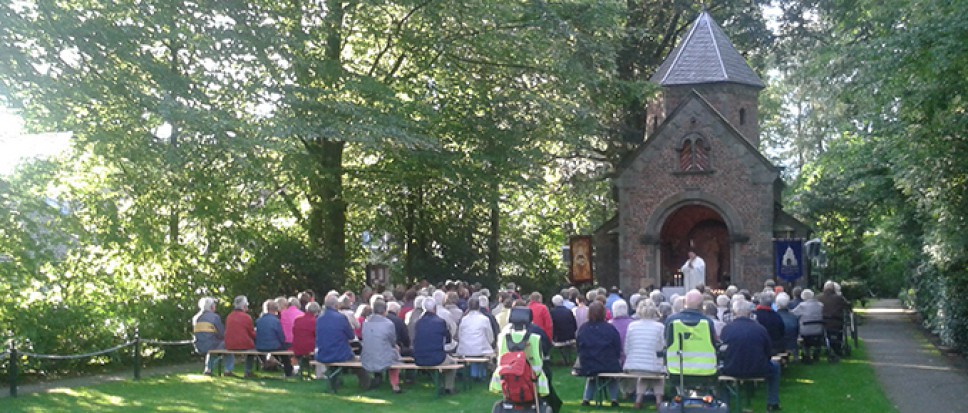 Devotie bij Mariakapel in Oud-Borne