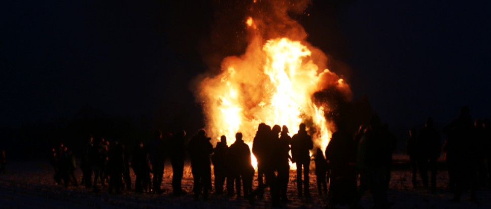Een brandstapel van 460 kerstbomen