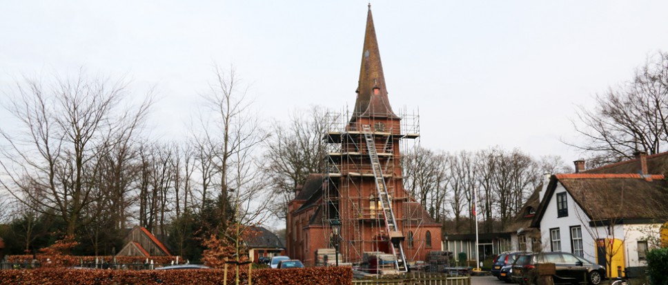 Restauratie dak kerk Hertme in gang