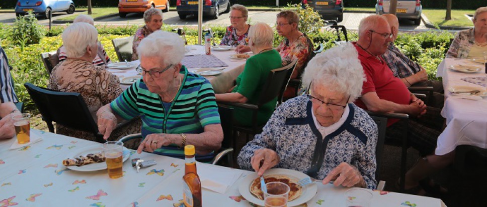 Pannenkoeken smullen op terras Dijkhuis