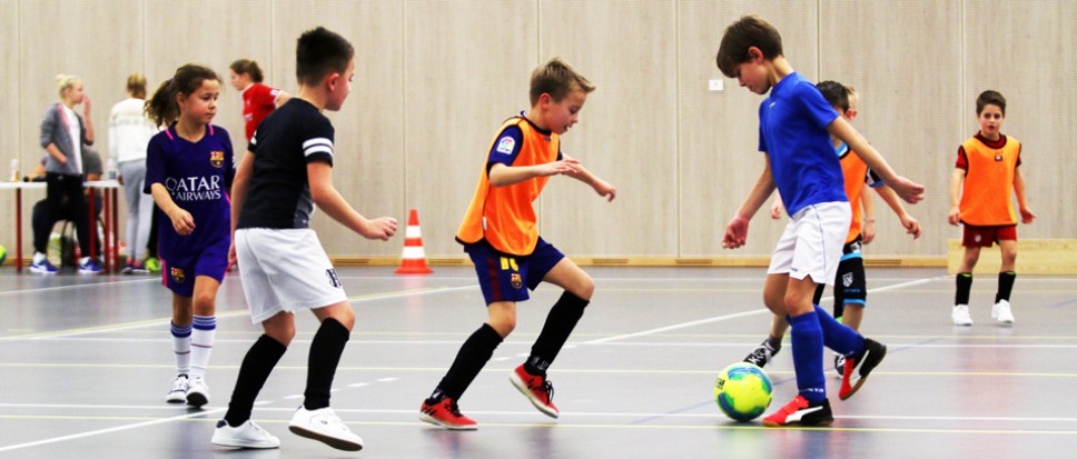 Voetbaljeugd vermaakt zich in De Veste
