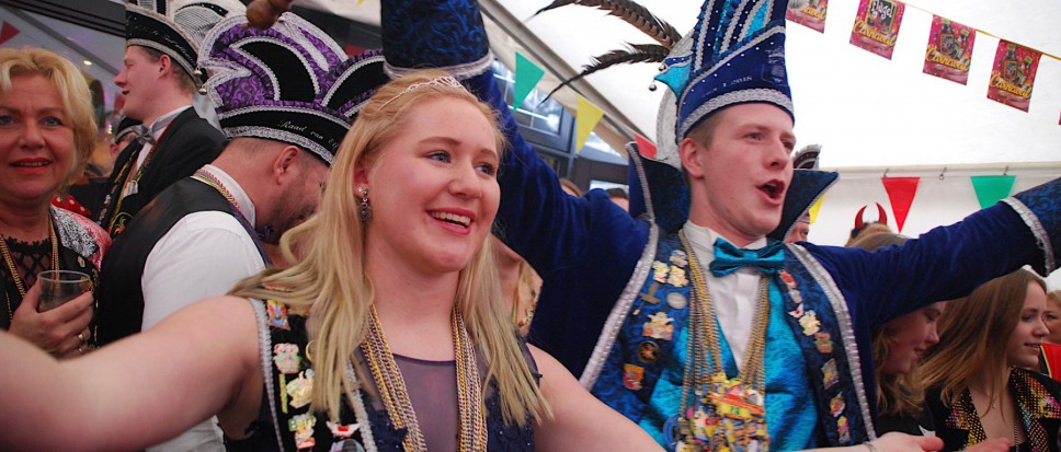 Narrenvolk speelt poppenkast