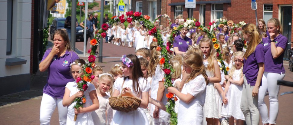 150 Bruidjes dansen rond de kroon