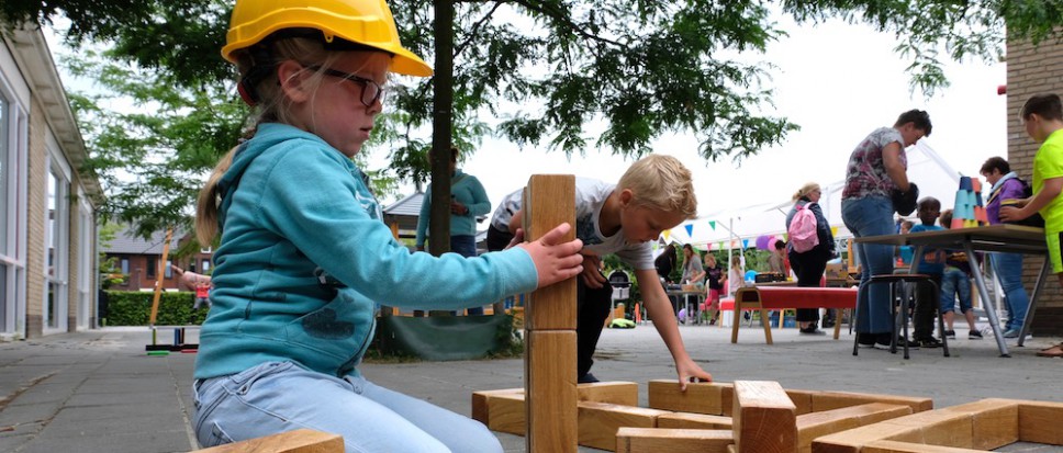 Kinderen ’t Wensink spelen buiten