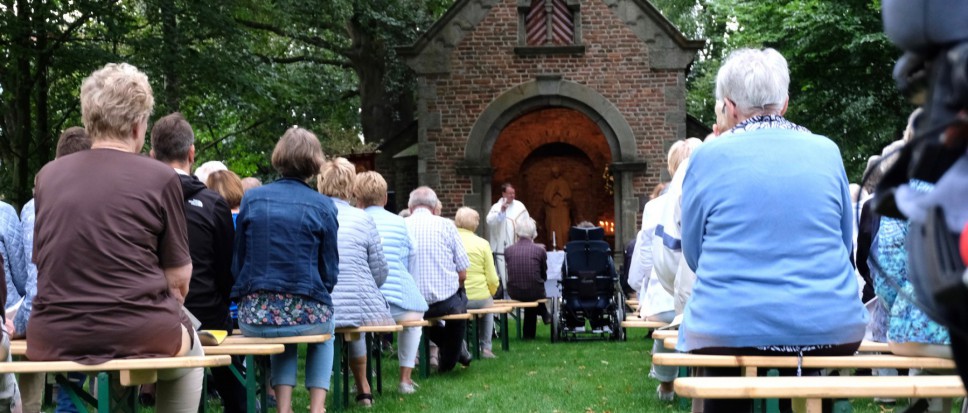 Drukke openluchtviering Mariakapel