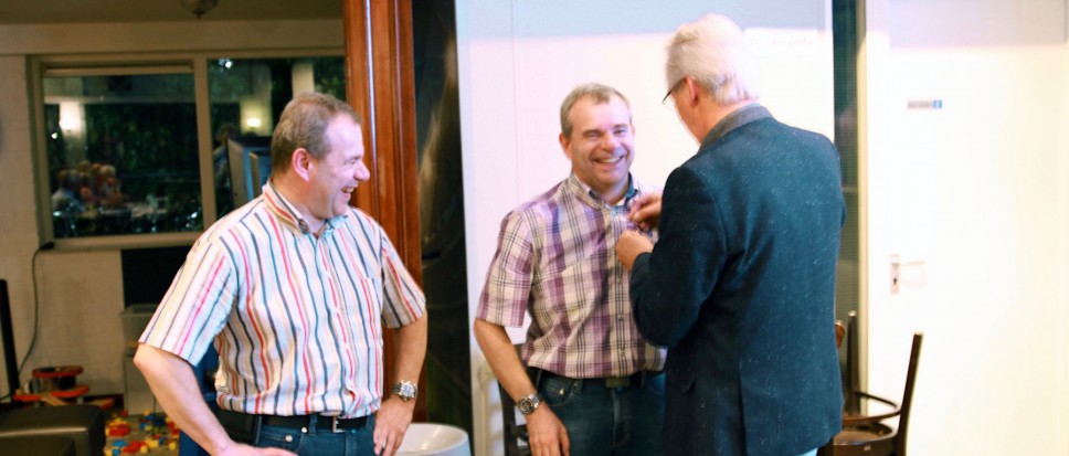 NEO eert nieuwe leden van verdienste