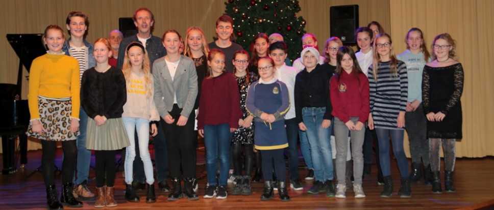 Muziekschoolleerlingen musiceren in kerstconcert