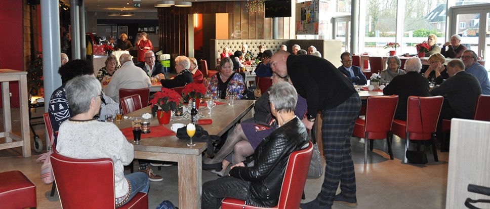 De herbergiers en hun gasten genieten