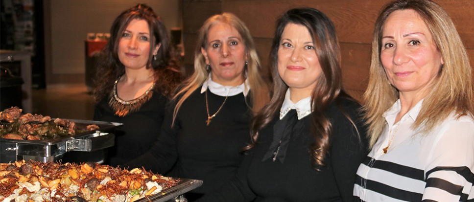 Fijnproevers smullen van Arabische tafel
