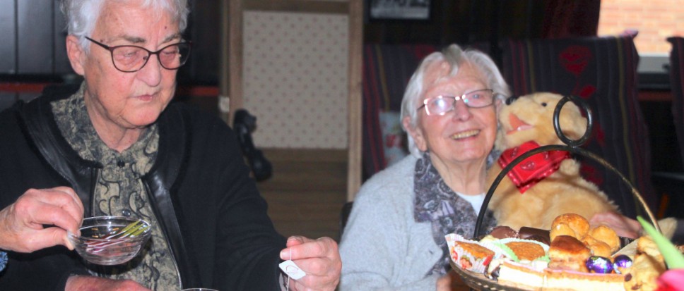 Senioren genieten met robothond