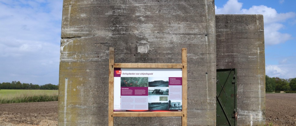 Informatiebord bij de bunker