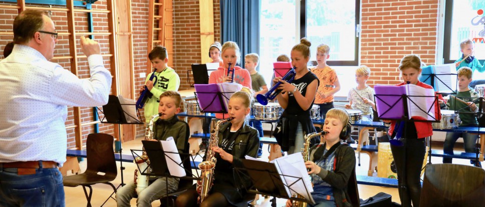 Leerlingen oefenen op muzikale soep
