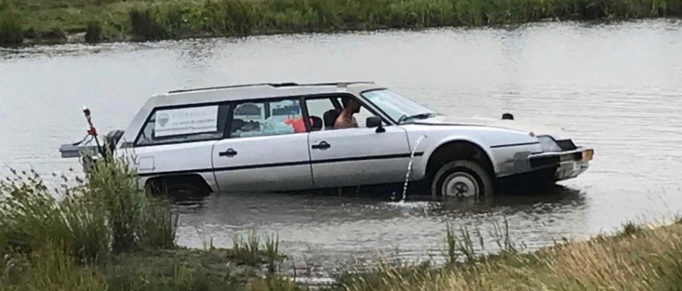 Auto te water of boot op het droge?