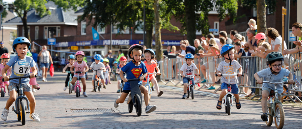 Wielerronde vermakelijk van start