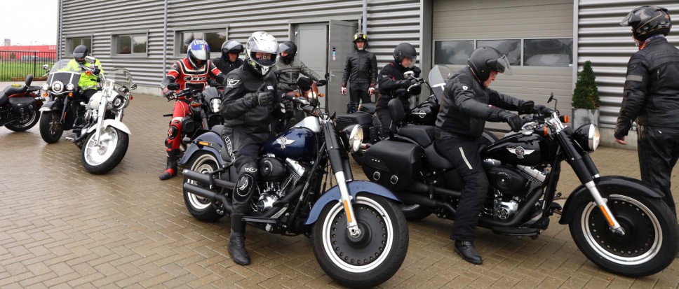 Met bonzende harten op de Harley