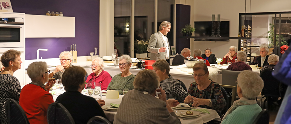 Zonnebloemers smullen in showroom