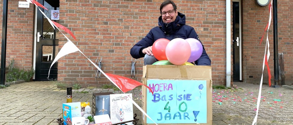 �Bassie� viert het vandaag op afstand