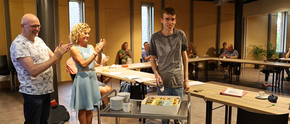 Acteurs en cliënten samen op witte doek