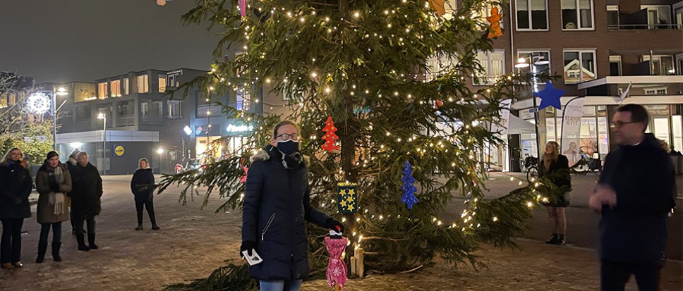 Anne en burgemeester ontsteken wensboom